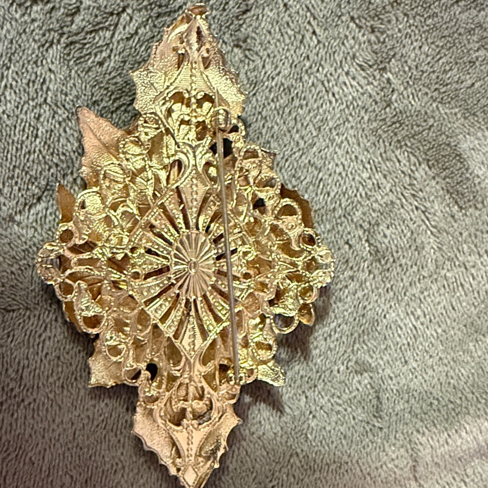 Vintage Goldtone brooch Set - Picture 7 of 11